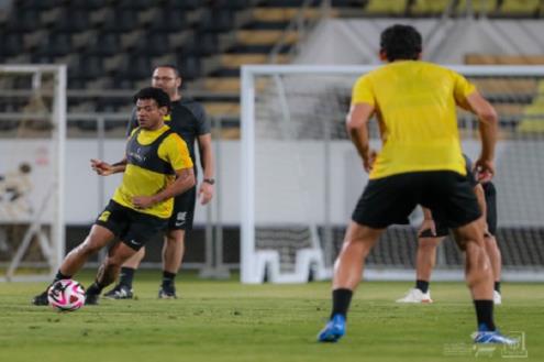 منافس الأهلي المحتمل.. عودة رومارينهو لتدريبات اتحاد جدة قبل مونديال الأندية